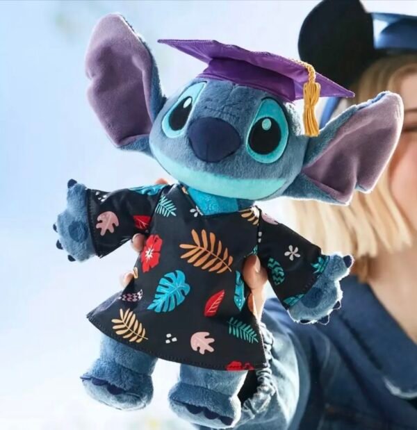 Stitch Graduado 2024 Peluche 32cm Disney Store