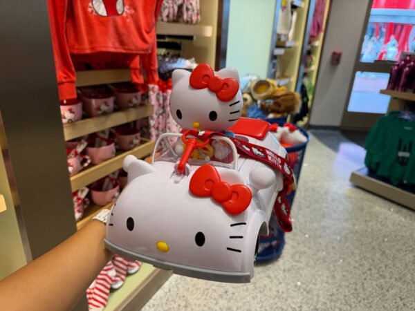 Palomera Hello Kitty en su Auto Universal Studios
