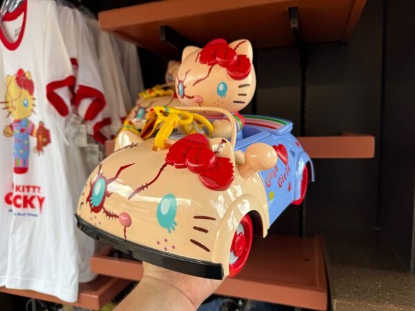 Palomera Hello Kitty Chucky Universal Studios