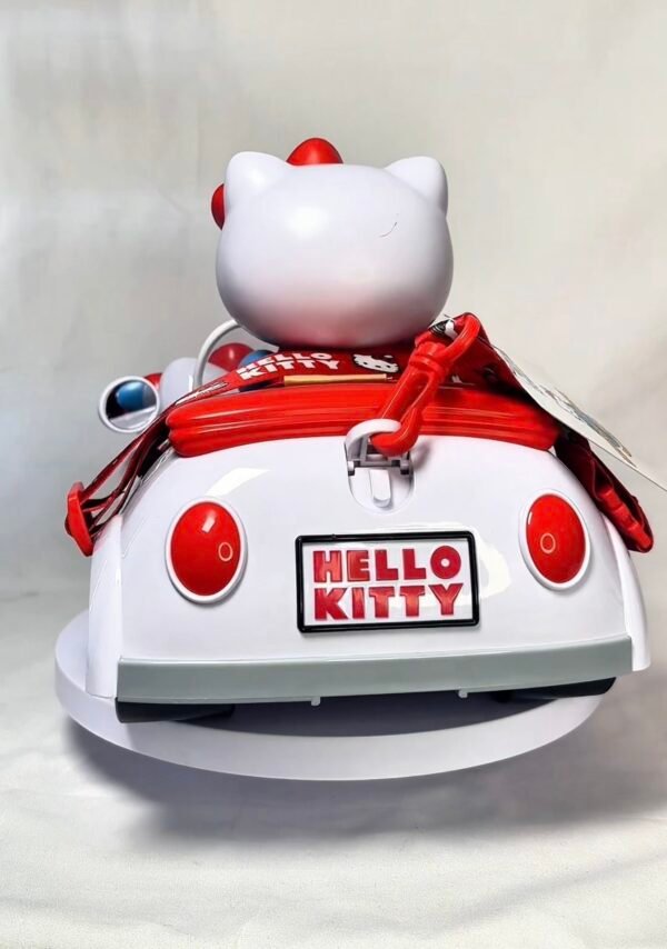 Palomera Hello Kitty en su Auto Universal Studios