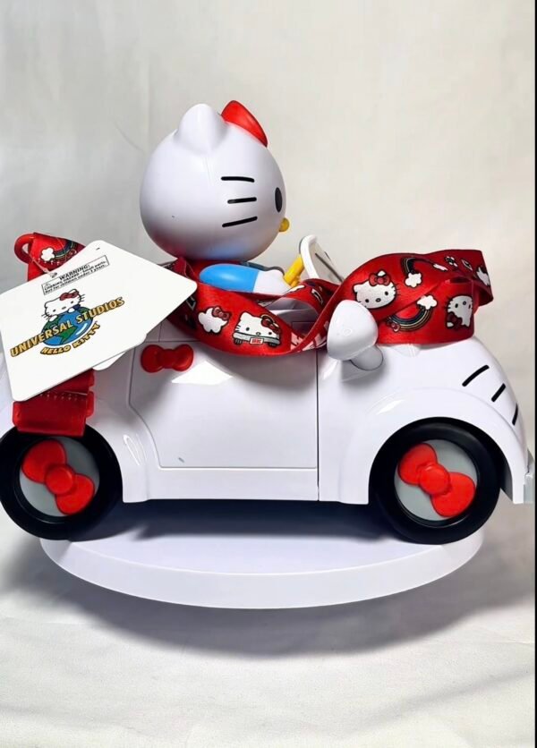Palomera Hello Kitty en su Auto Universal Studios